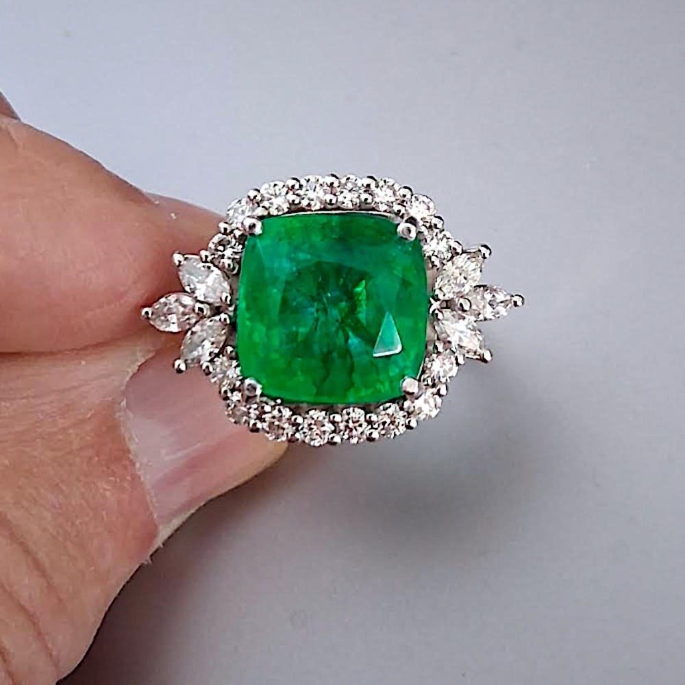 18kt White Gold 12.07ct Genuine Emerald Round & Marquise Diamonds Ring